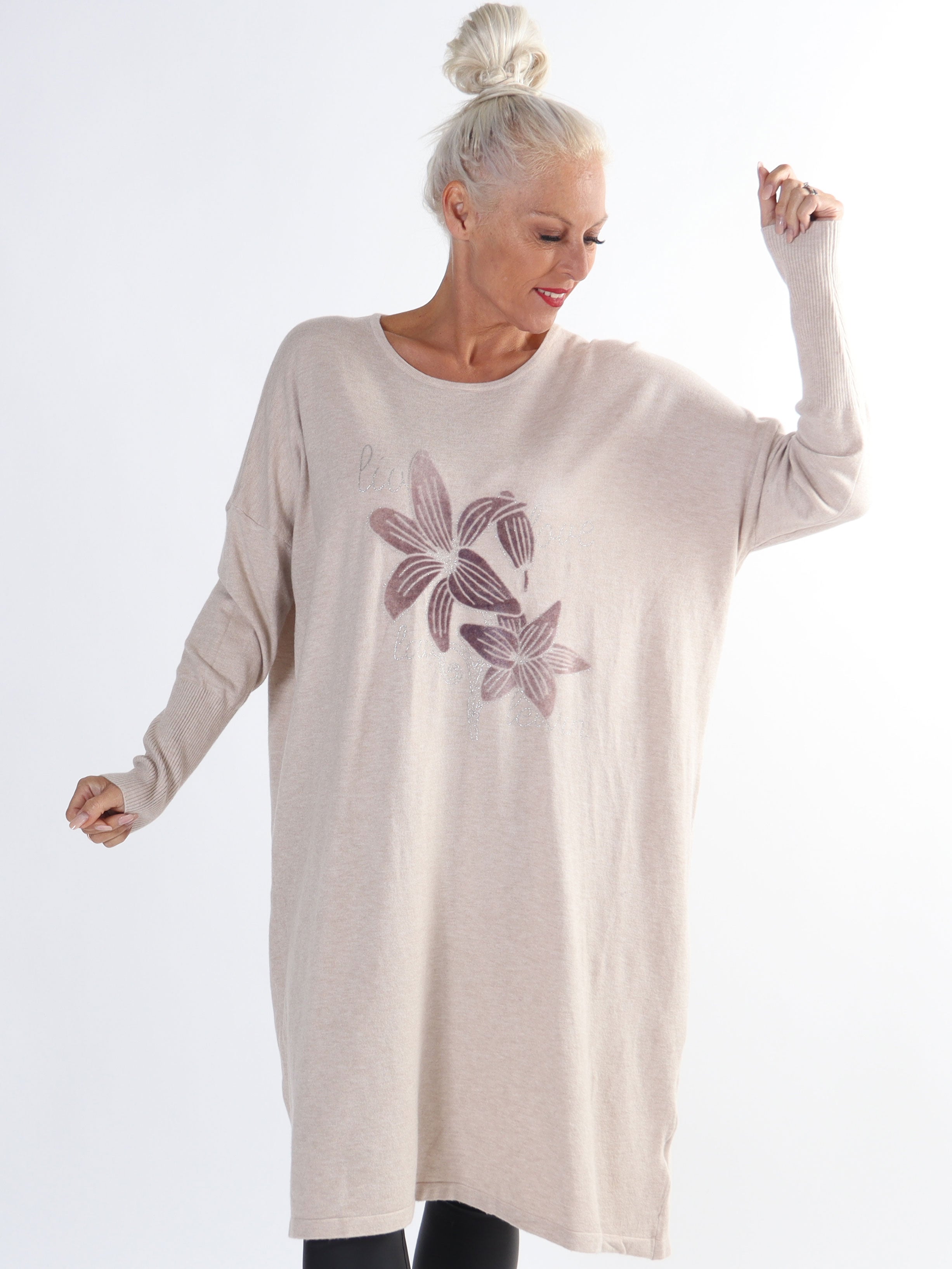 Amilie - Blød plus size strikkjole med blomstermotiver